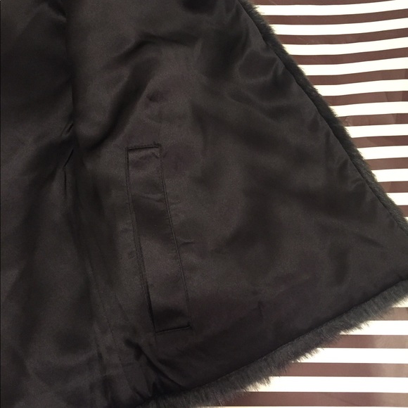 Henri Bendel Faux Fur Reversible Shrug Black - Picture 5 of 5